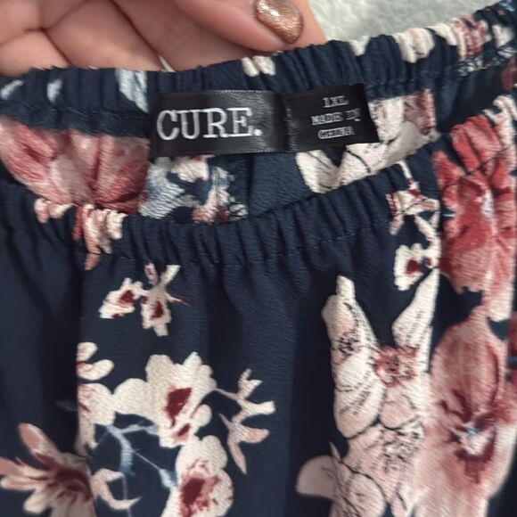 Cure- Navy floral off-the-shoulder blouse with cell sleeves- Size 1X - Picture 3 of 6
